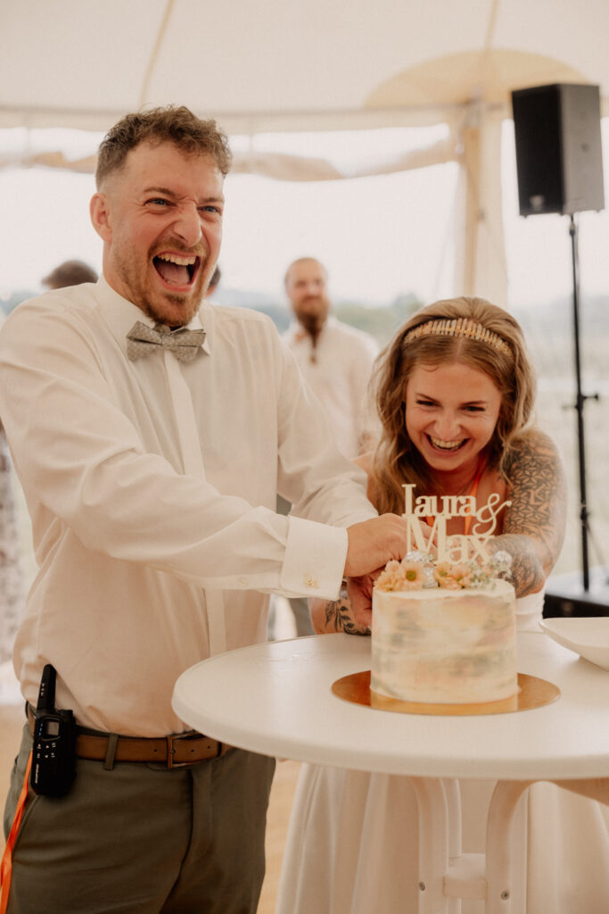Foto bei einer Hochzeit von der Hochzeitstorte und dem Brautpaar in Finnentrop