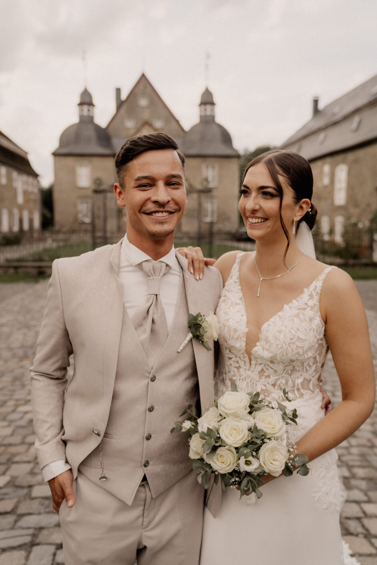 Brautpaarshooting in Lüdenscheid bei einer Hochzeit vor dem Schloss Neuenhof